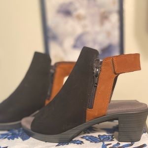 WOMEN'S FAVORITE BLACK VELVET/HAWAIIAN BROWN NUBUCK HEEL BOOTIE size 38